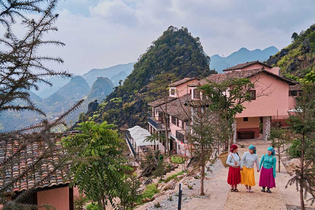 Le personnel Hmong du Ha Giang Aya Lodge se promène dans le village près du lodge, dans les montagnes de Ha Giang.