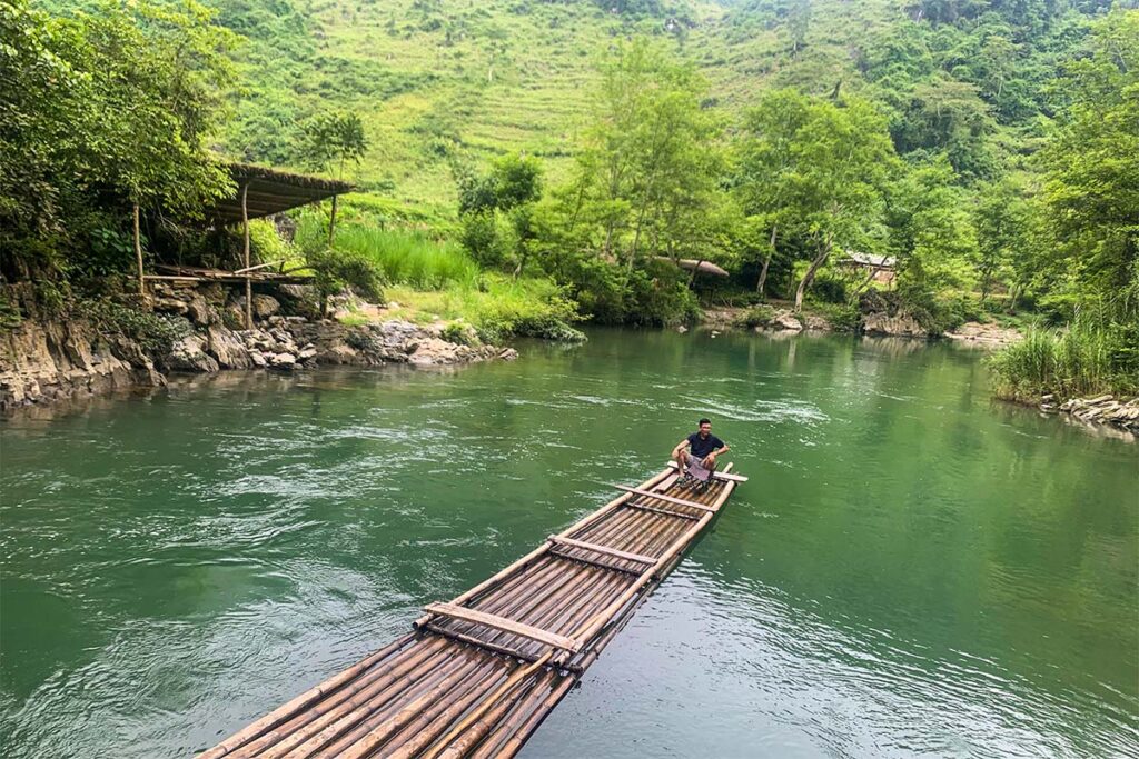 Rafting en bambú en la cueva de Tham Lin en Yen Minh (Ha Giang)