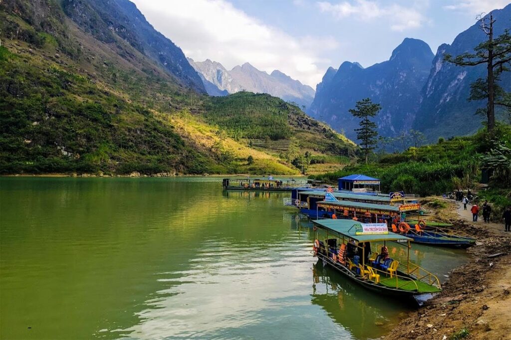 El río Nho Que, en Khau Vai (Ha Giang), con barcas atracadas en el río para excursiones turísticas.