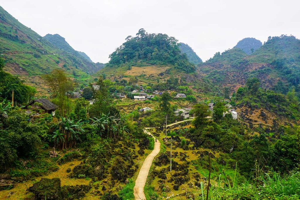 the road to Lung Khuy Cave in Quan Ba in Ha Giang