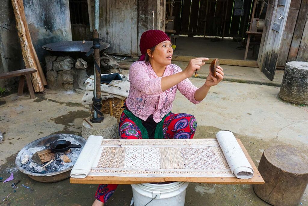 Femme de l'ethnie Hmong travaillant le lin dans le village de Lung Tam à Ha Giang