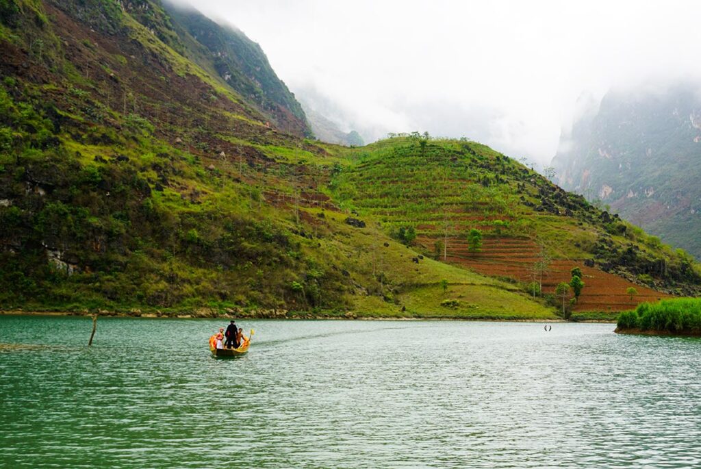 boat tour on Nho Que River