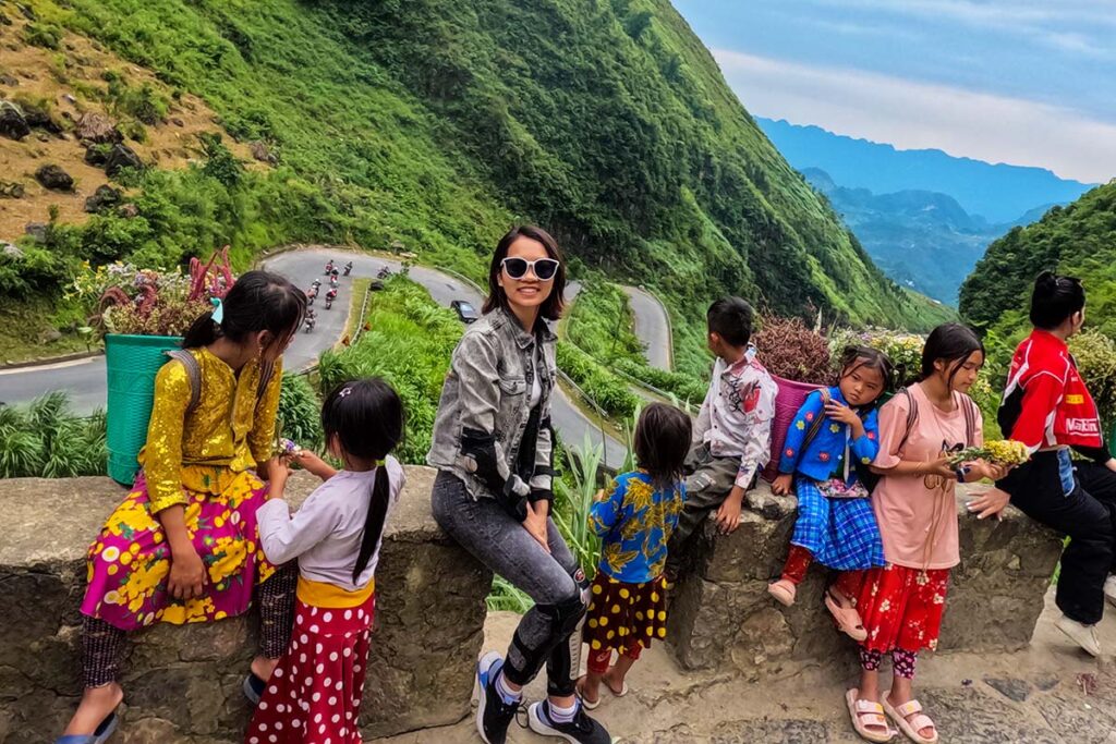 Niños de minorías étnicas en la cima del paso de Tham Ma